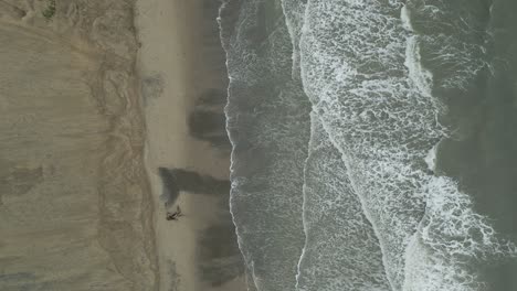 Wellen-Plätschern-Auf-Dem-Hellen-Sand-Am-Strand-Von-Curracloe-Bei-Stürmischem-Wetter-In-Der-Grafschaft-Wexford,-Irland