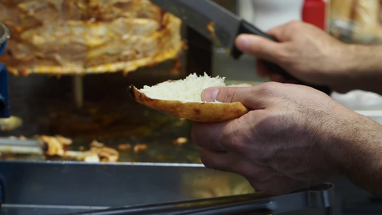 Chef che prepara la carne del doner kebab per un panino