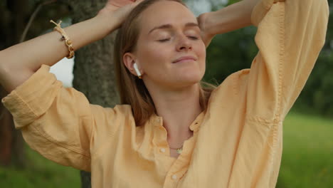 baile emocional, mujer, en el parque, buena vibración