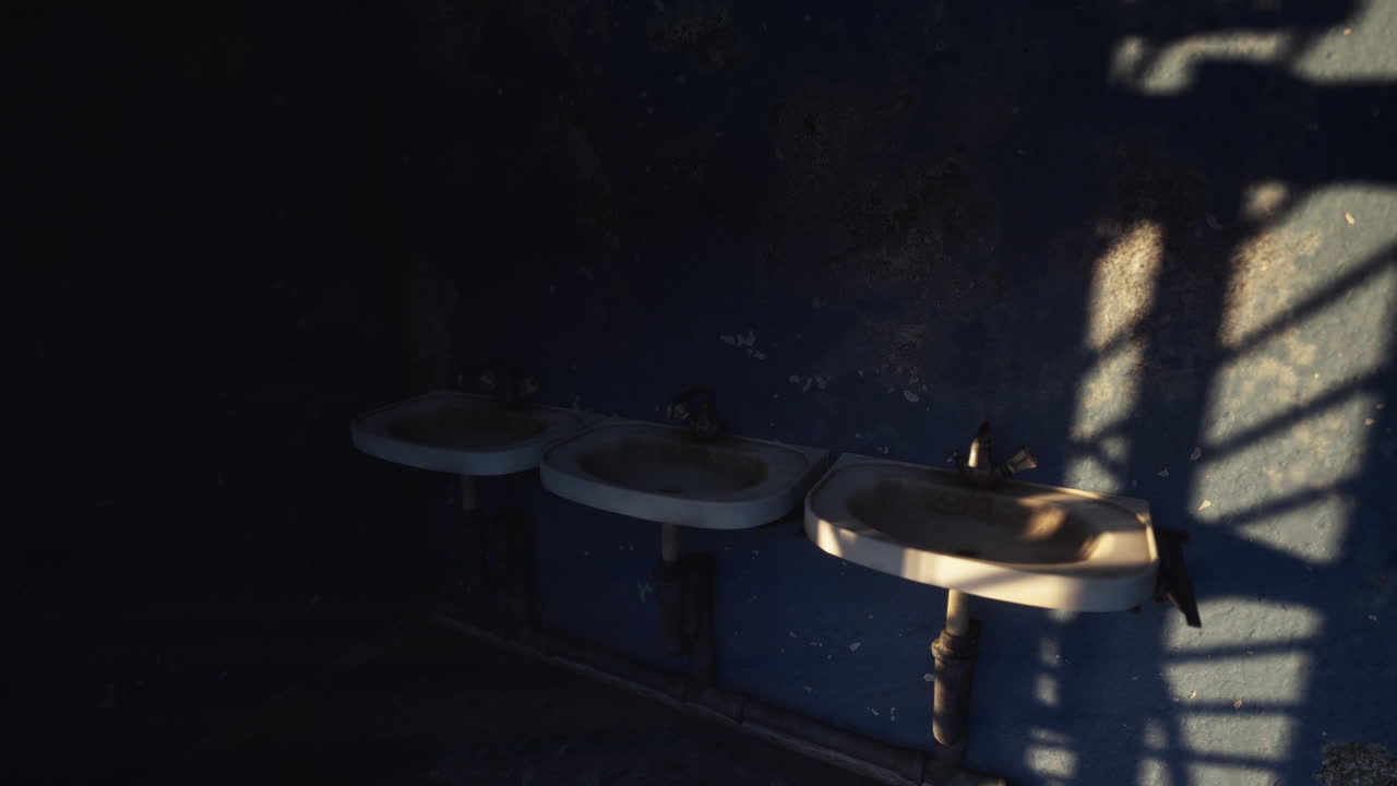 baño abandonado con fregaderos viejos