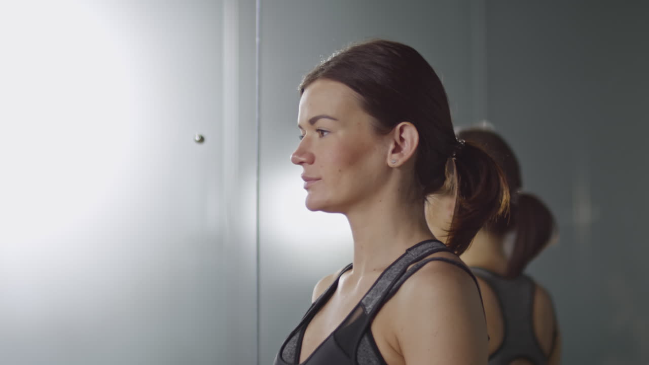 mujer embarazada en clase de yoga