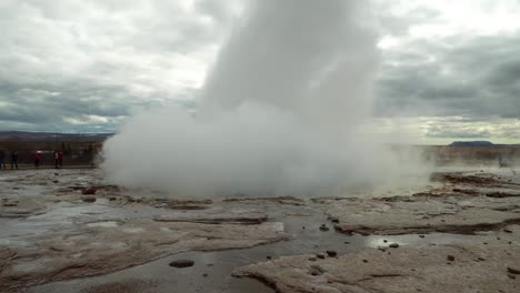 erupción de géiser en islandia