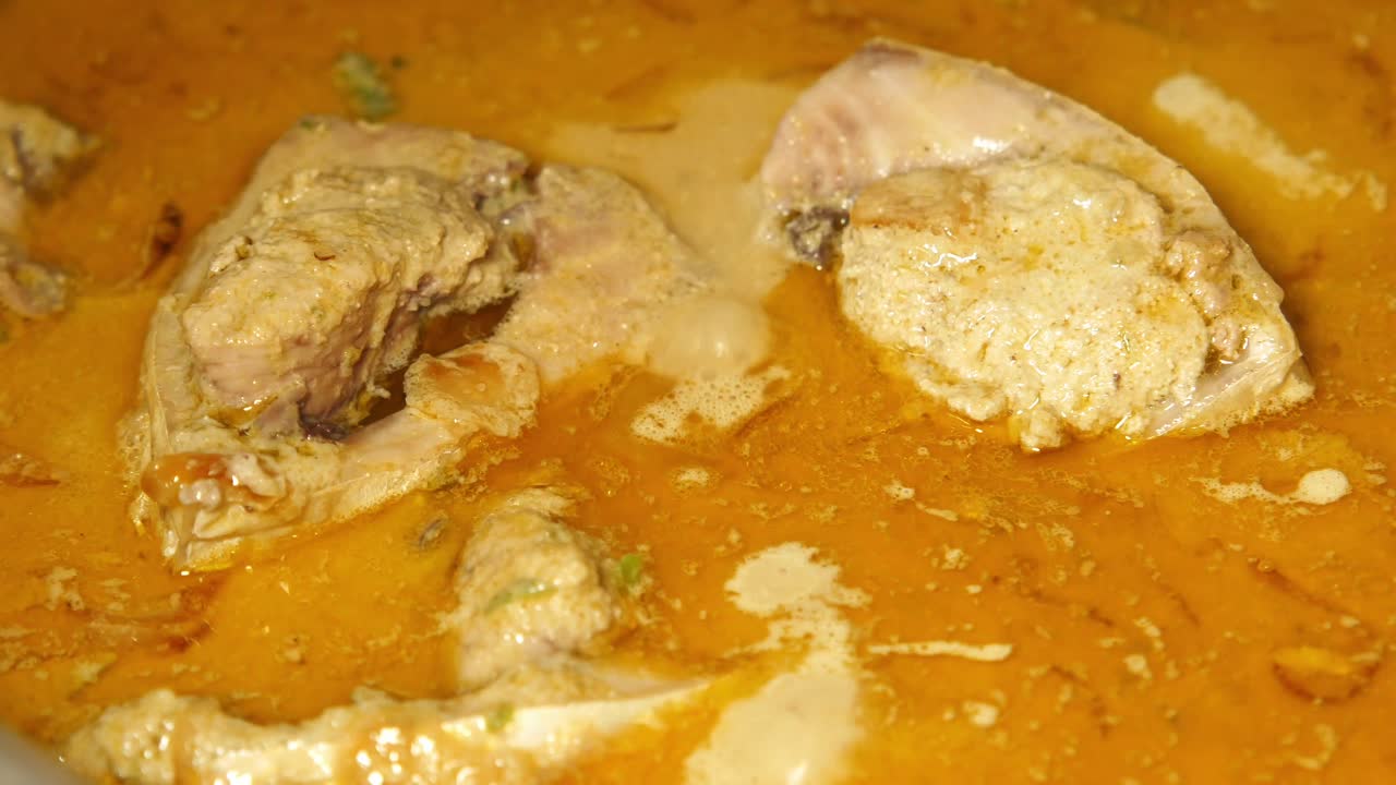 plato de curry de pescado