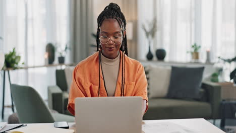 Mujer-Negra,-Escribiendo-En-La-Oficina-En-Casa