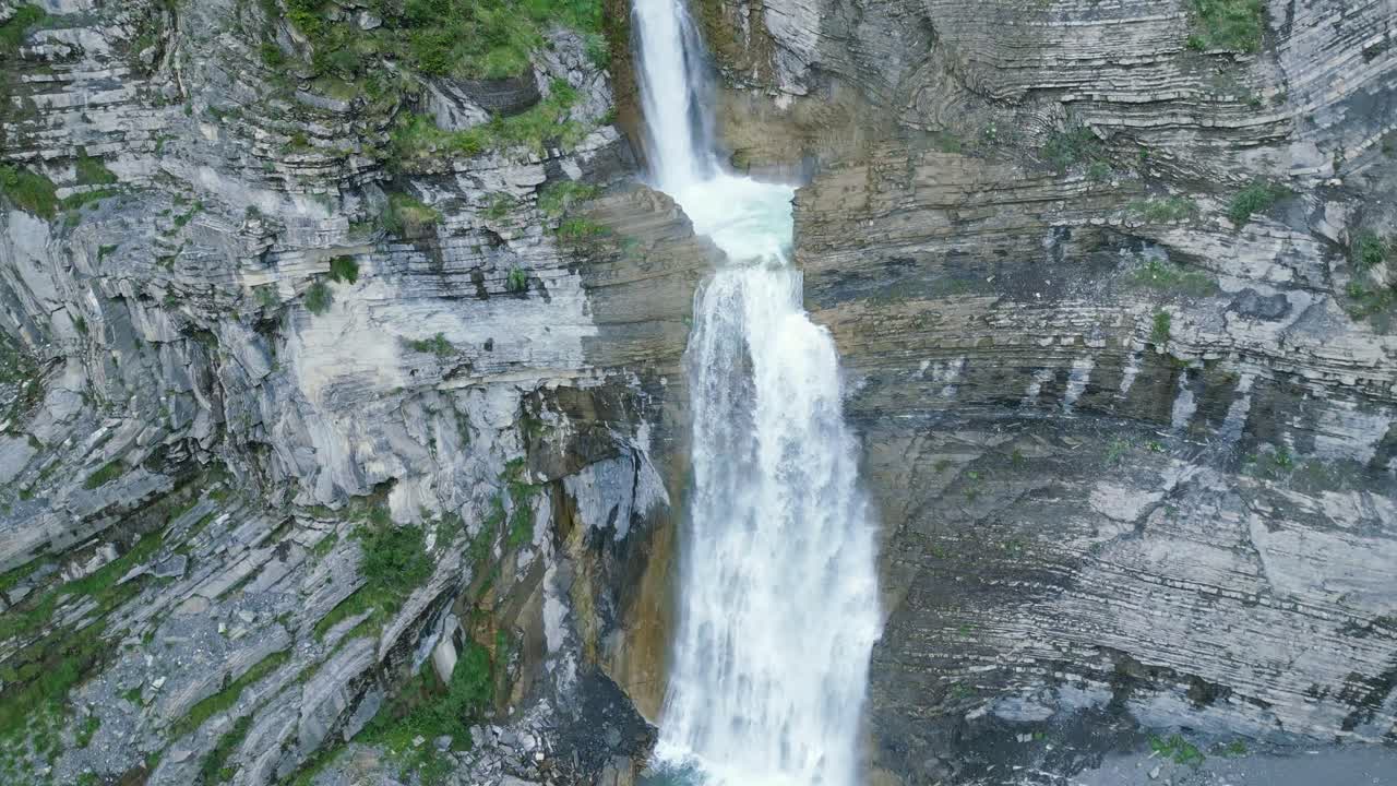 cascada de sorrosal en el acantilado durante el día