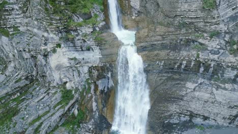 Cascada-Sorrosal-En-El-Acantilado-Durante-El-Día