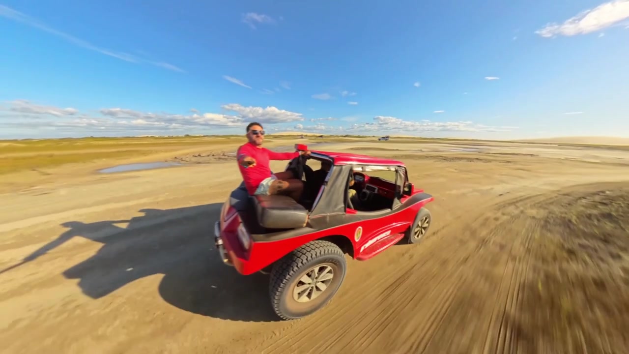 Einen roten Buggy durch die sandigen Landschaften von Jericoacoara fahren.