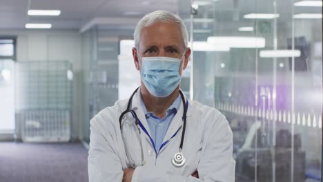 retrato de un médico de sexo masculino con máscara facial en un hospital