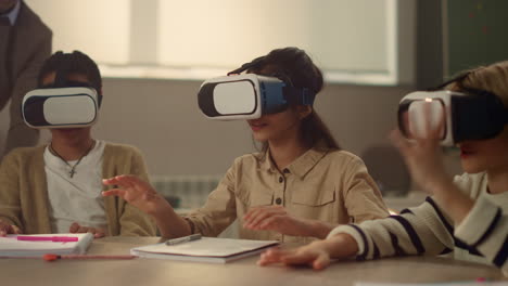 Escolares-Sorprendidos-Usando-Gafas-3D-VR-En-Una-Lección-En-La-Escuela-Primaria