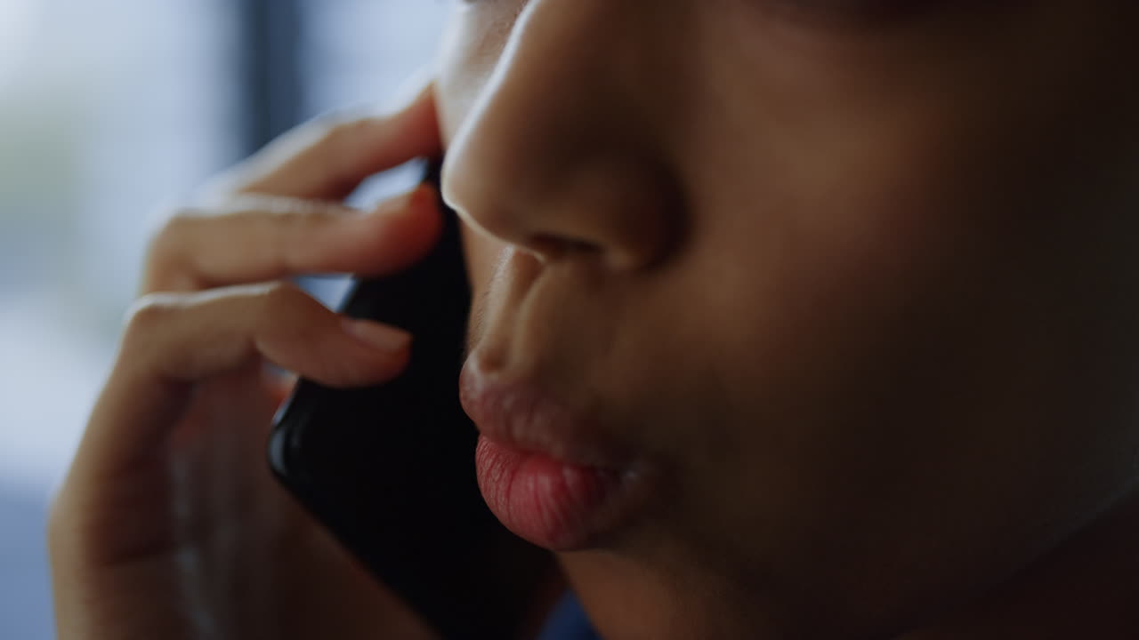 클로즈업 아프로 사업가 여성이 드폰으로 이야기하고 있습니다.