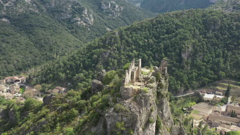 Volando-Alrededor-De-Las-Ruinas-Del-Antiguo-Castillo-En-Un-Acantilado.-Saint-Guilhem-Le-Desert-Sitio-Medieval