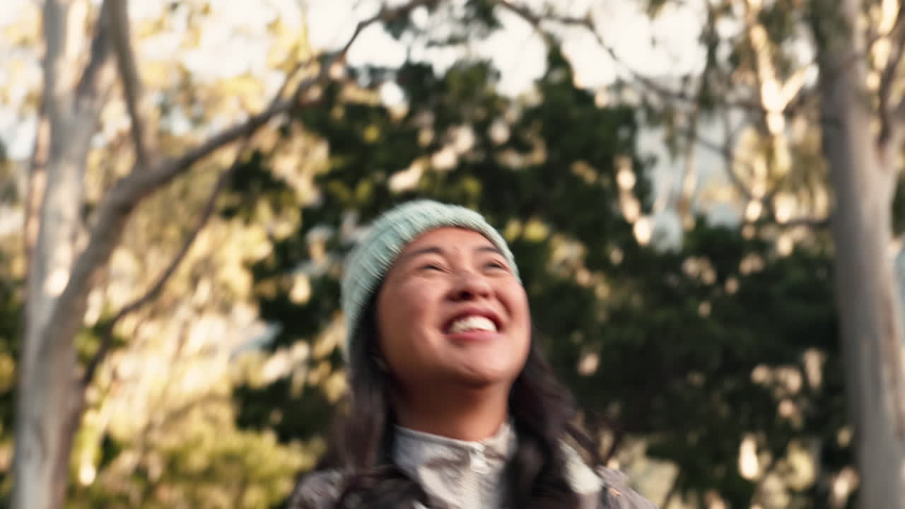 여자, 행복과 성공과 함께 환호