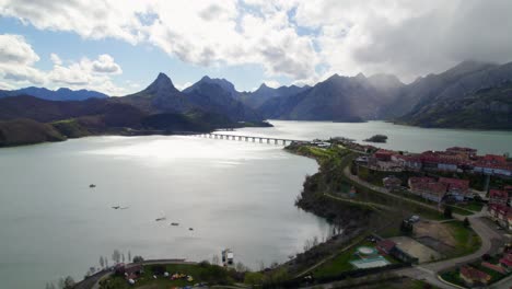 pueblo de riaño en la provincia de castilla y león en españa, situado en un embalse de agua en la cordillera cantábrica
