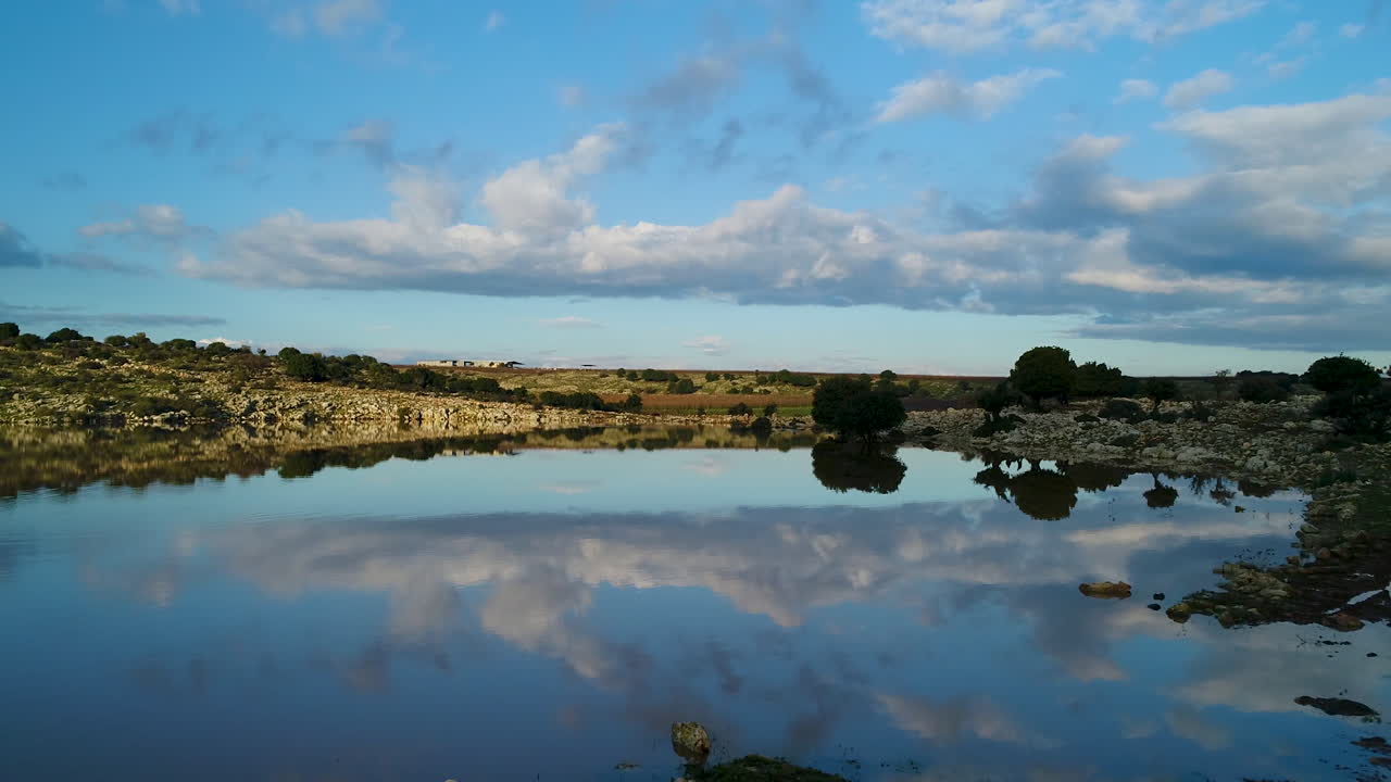 disparo de avión no tripulado - volando sobre un hermoso lago de colores