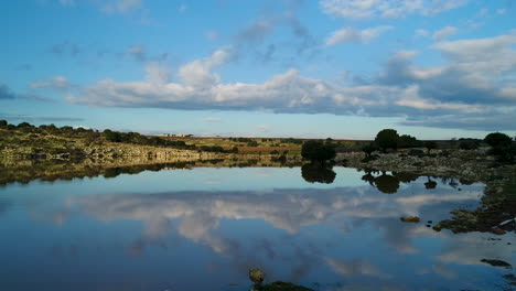 Tiro-De-Drone---Volando-Sobre-Un-Hermoso-Lago-Colorido