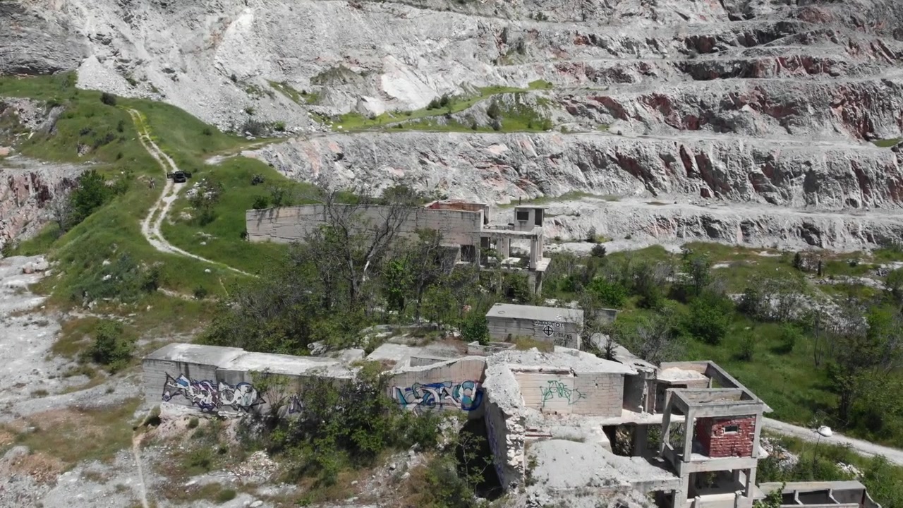 Yeşilliklerle çevrili, engebeli kaya oluşumları ve harap yapılarla dolu terk edilmiş bir taş ocağı. Endüstriyel çöküş veya peyzaj dönüşümü belgeselleri için uygundur
