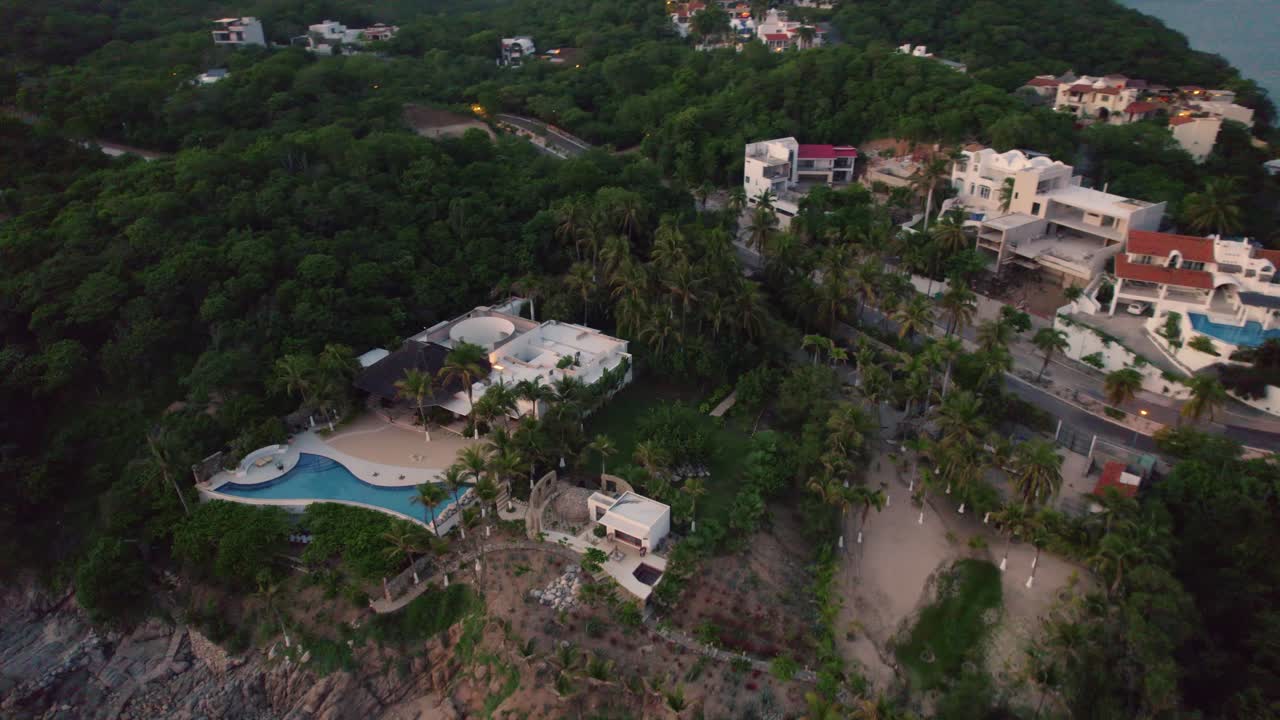 후아 ⁇ 코 의 울창 한 나무 들 사이 에 자리 잡은 럭셔리 호텔 리조트 의 외관 의 항공 전망