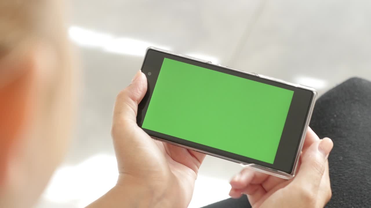 크로마 키를 들고 있는 금발 여자 그린 스크린 태블릿