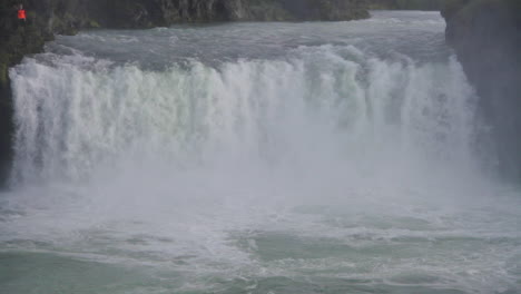 Island-Wasserfall,-Der-Bei-Tageslicht-Fließt