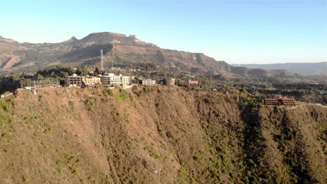 la cresta de la montaña de lalibela y el hotel, lalibela, etiopía - imágenes aéreas