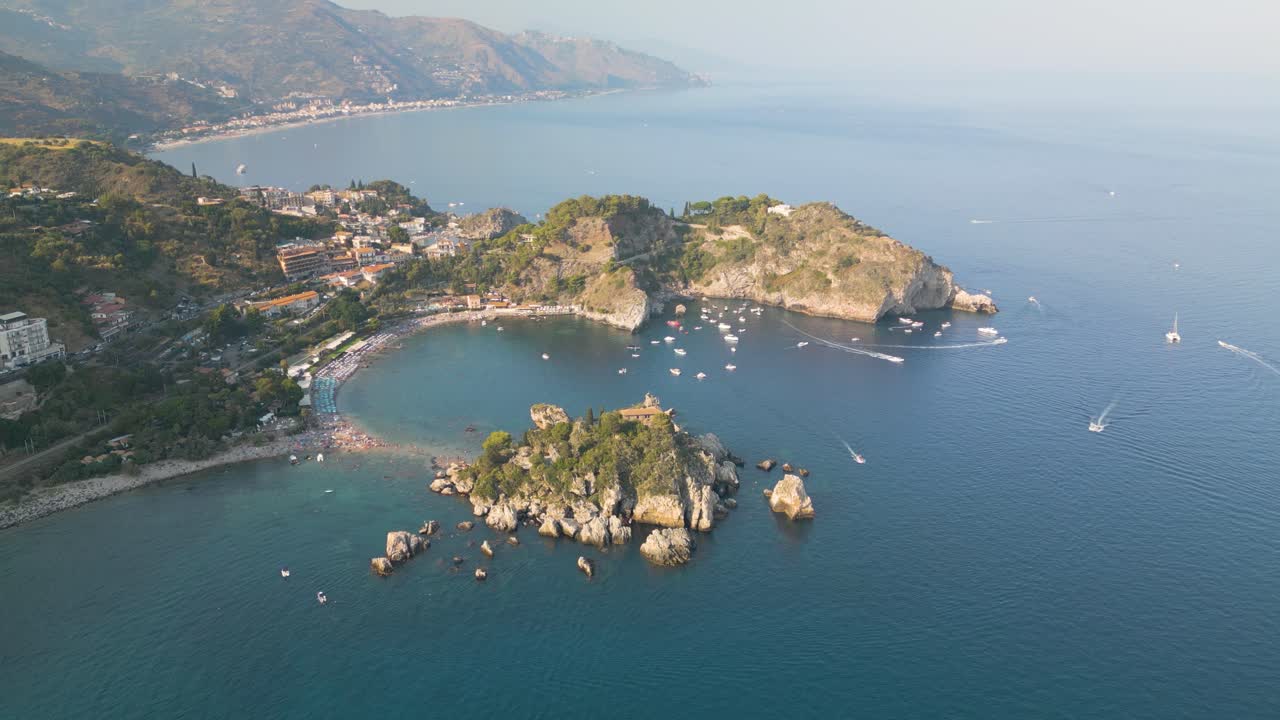 Isola Bella a Taormina, Italia - Ripresa cinematografica aerea con drone in orbita