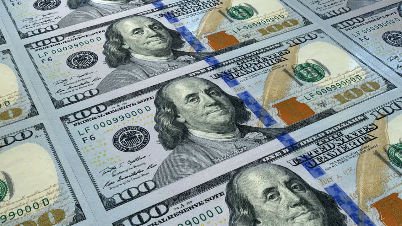 미국 달러 인쇄 기기는 현재 100 달러 지폐를 인쇄합니다.