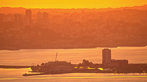 San-Francisco-Bay-And-Skyline-During-Golden-Hour-In-California,-USA