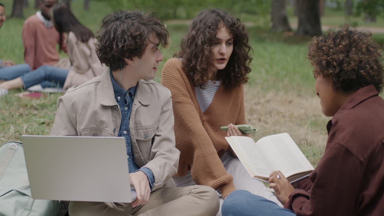 estudiantes estudiando en un parque