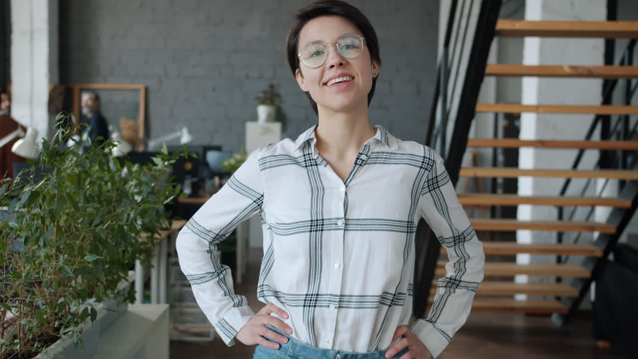 mujer segura en la oficina moderna