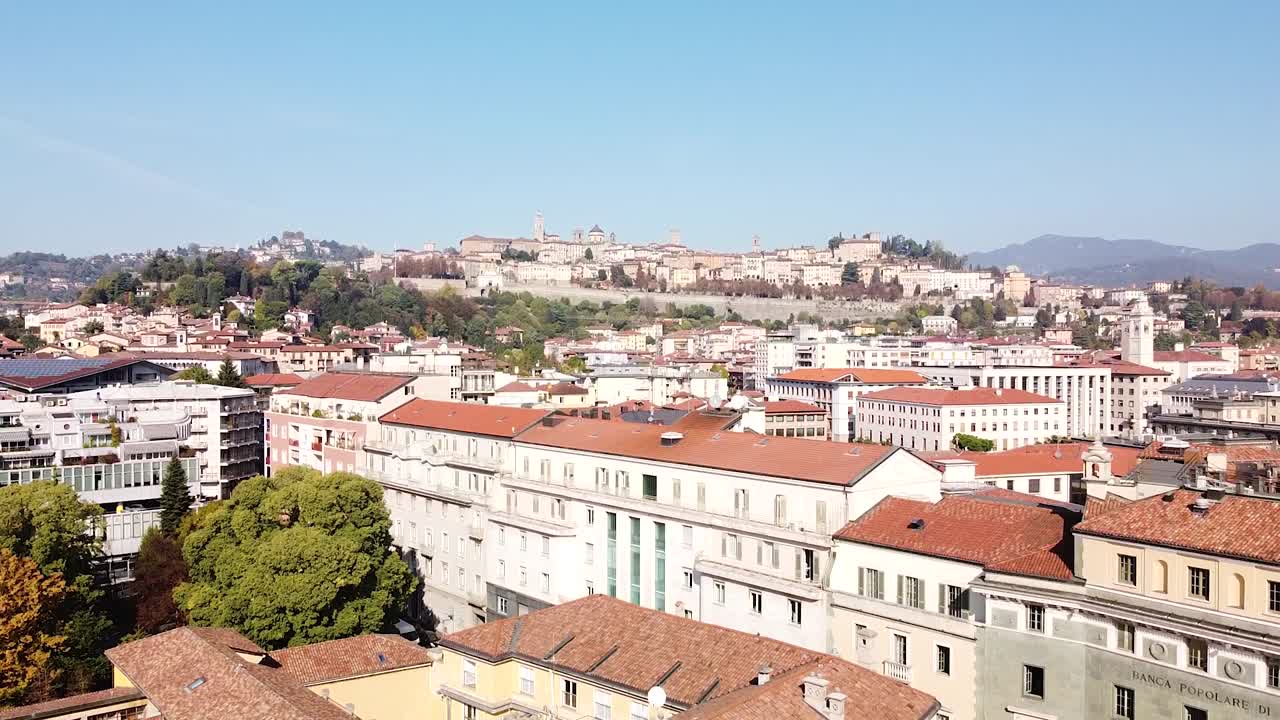 Vista aerea in ascesa che rivela la città alta di Bergamo.