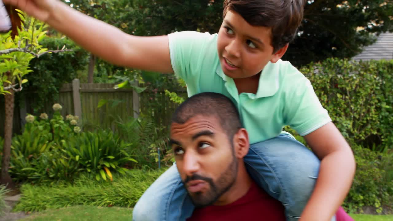 padre e hijo jugando en el jardín 4k