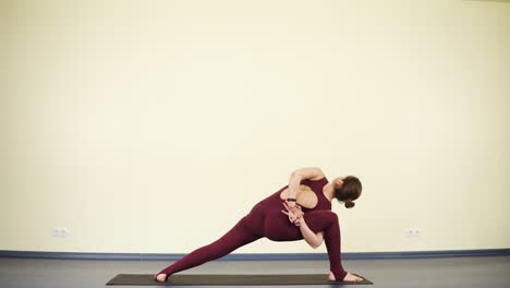 Yoga-Praxis-Einer-Flexiblen,-Attraktiven-Frau,-Aufnahmen-Von-Der-Rückseite.