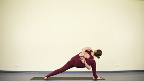 práctica de yoga por una mujer flexible y atractiva, imágenes de la parte de atrás.