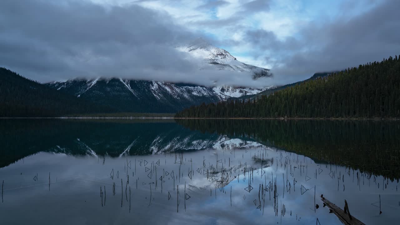Time lapse del riflesso nell'Emerald Lake nel Parco nazionale di Yoho, Canada