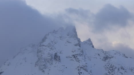 Wolken-Bewegen-Sich-Um-Einen-Hohen-Berggipfel-Im-Westen-Von-Wyoming