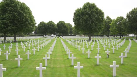 Breite-Gefälschte-Drohnenaufnahme-Von-Reihen-Weißer-Kreuze-Auf-Dem-Niederländischen-Amerikanischen-Friedhof-Und-Denkmal-In-Margraten,-Holland