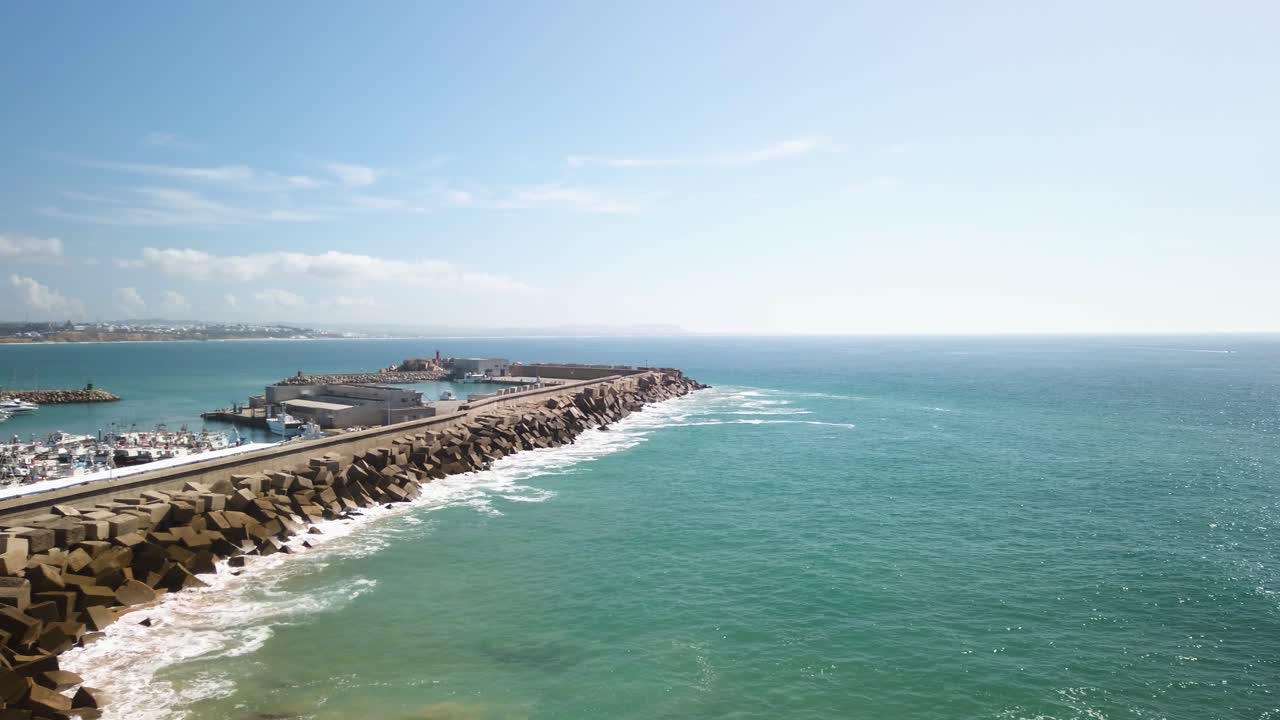 puerto puerto de conil en cádiz, españa, panorámico lento a la izquierda en un día soleado