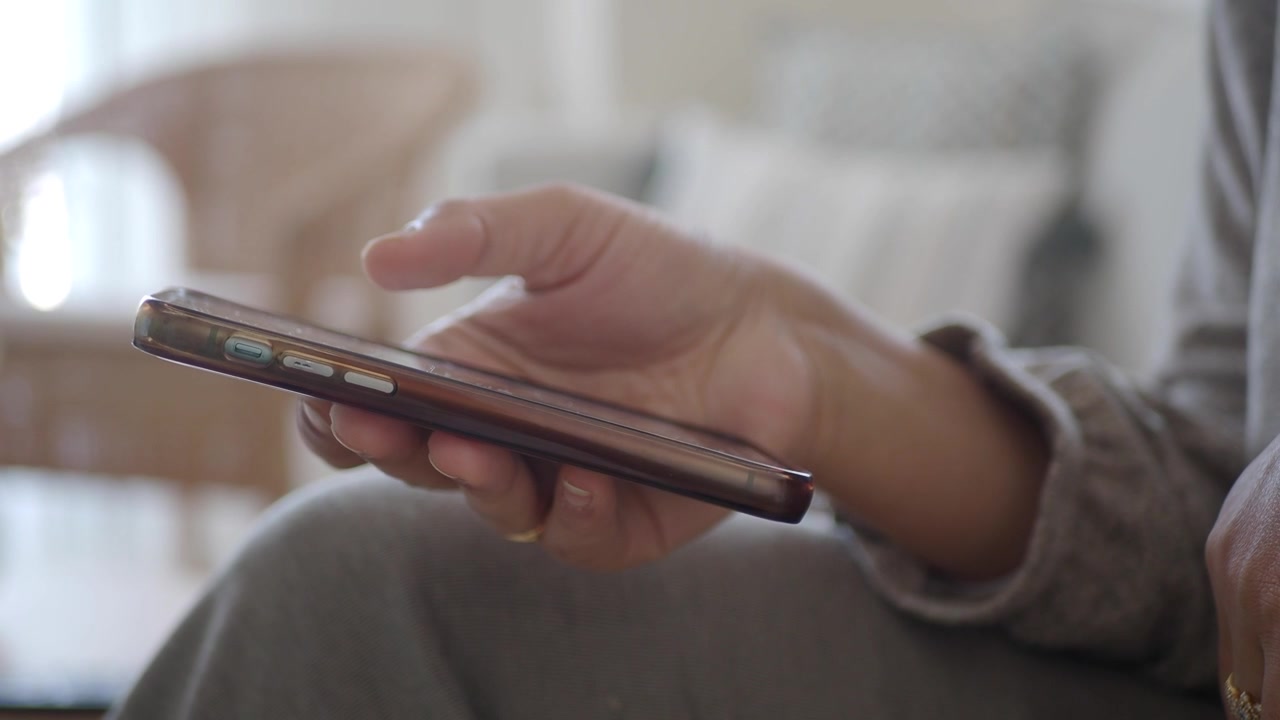 Primo piano di una mano che scorre sullo schermo dello smartphone