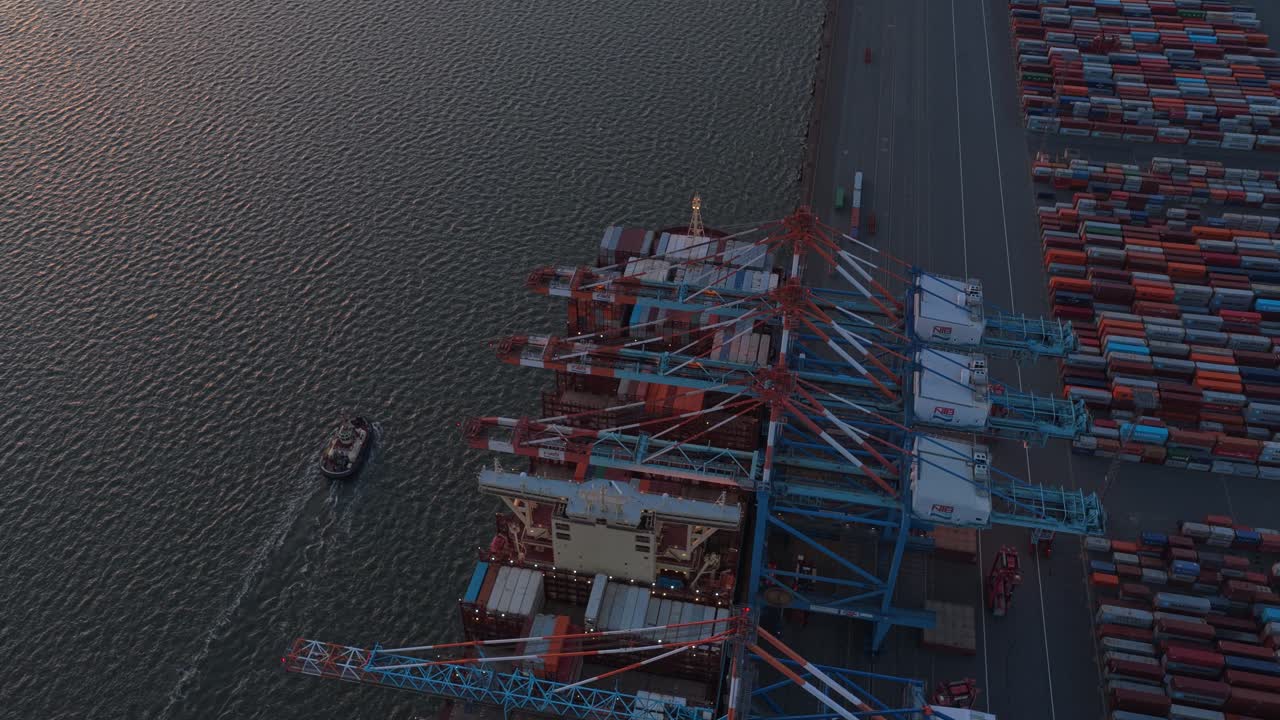 Large-scale maritime port for global supply chain transport
