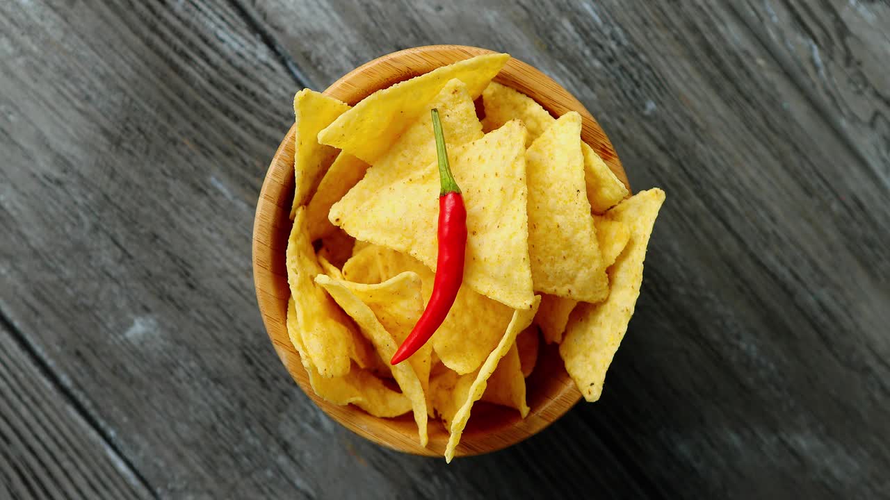 옥수수 칩과 칠리 페퍼의 그릇