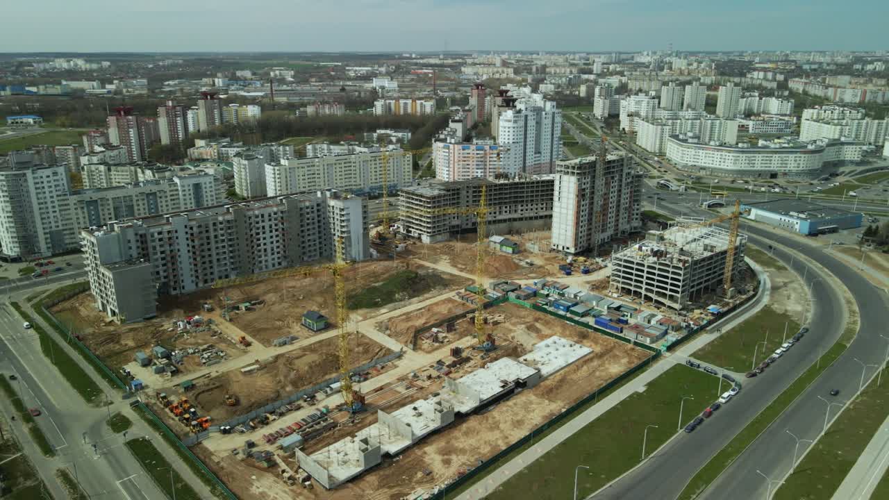 gran sitio de construcción. construcción de un moderno edificio residencial de varios pisos