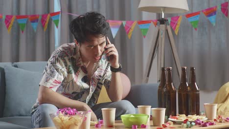 hombre en una fiesta teniendo una llamada telefónica