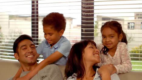 Familia-Hispana-Sonriente-Posando-Juntos