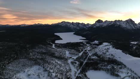 Vista-Aérea-De-Un-Lago-Congelado-Y-Montañas-Nevadas-Cerca-De-Sun-Valley,-Idaho