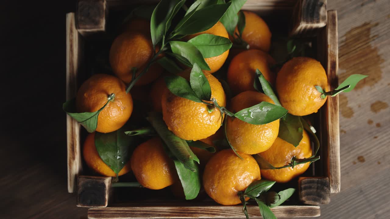 las mandarinas en la caja de madera giran lentamente.