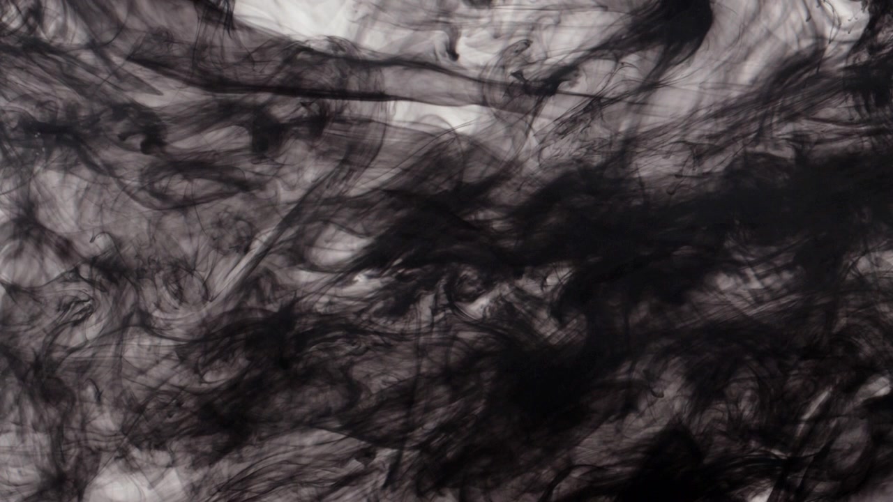 Inchiostro nero astratto che si diffonde in liquido bianco