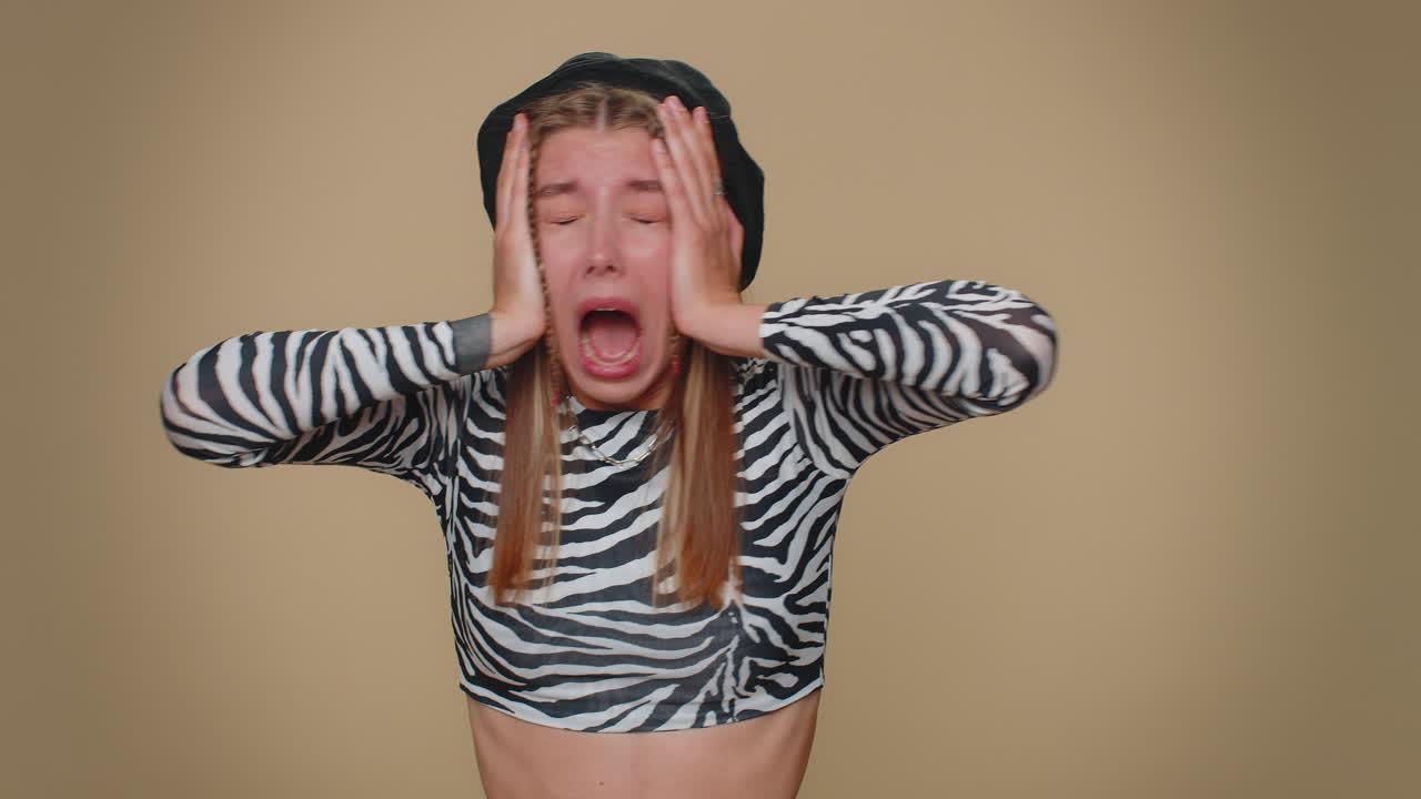 겁에 질린 겁에 질린 젊은 여자가 손으로 귀를 가리고, 눈을 감고, 자신의 공포증을 만나고, 겁에 질려