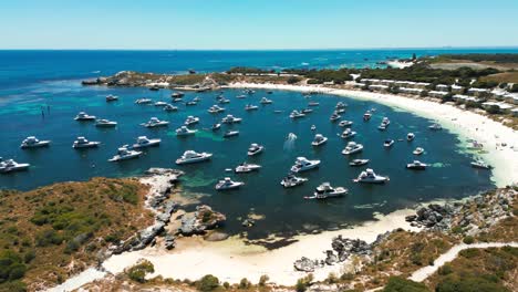 Drone-Aéreo-Sobre-La-Bahía-De-Geordie-En-La-Isla-Rottnest-Con-Muchos-Yates-En-Un-Día-Soleado,-Australia-Occidental