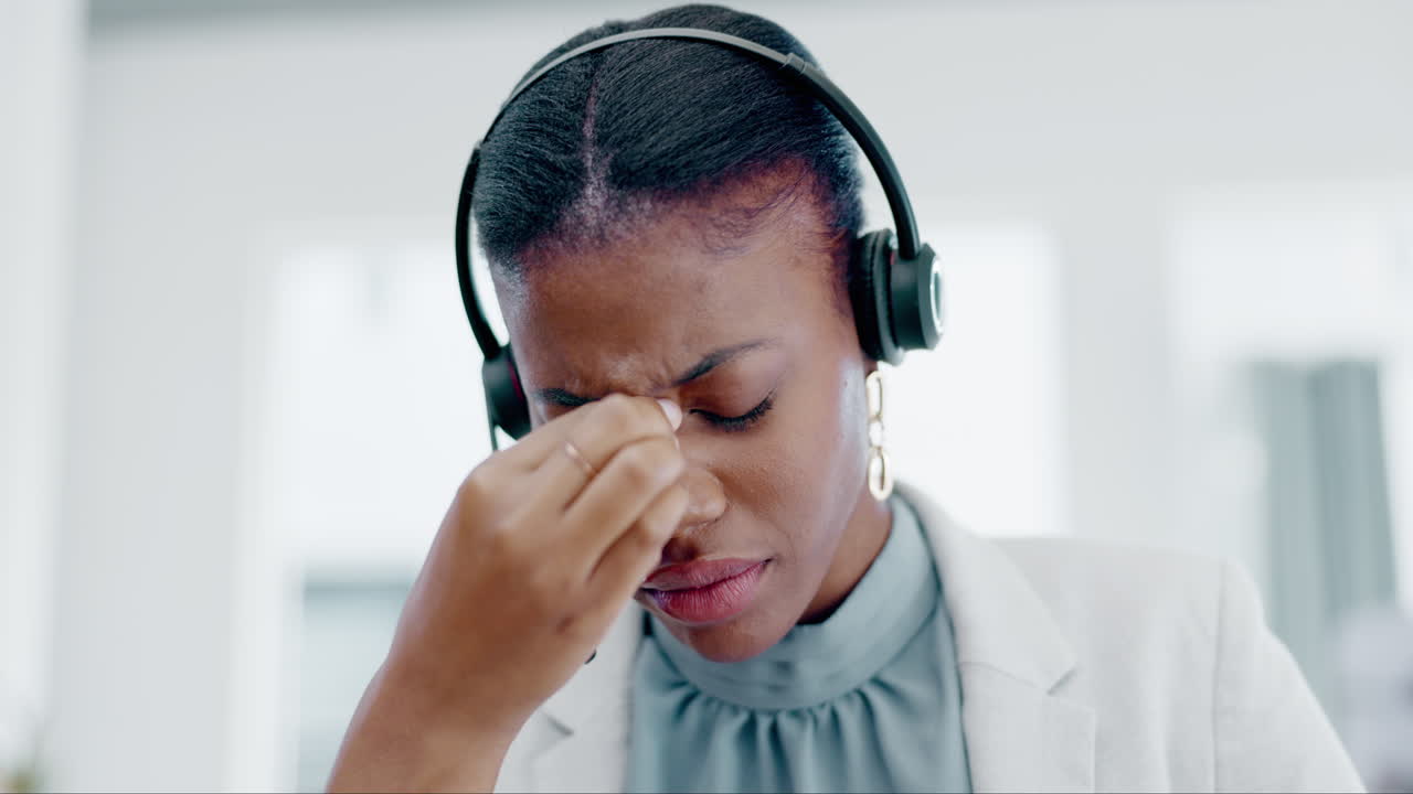 Sort kvinde, callcenter og hovedpine under stress