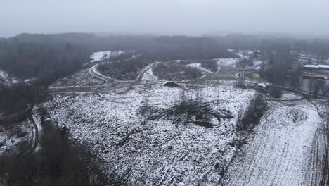 Tiro-De-Dron-De-Nieve-Ligera-En-Los-Campos,-Invierno-Templado-En-Suecia